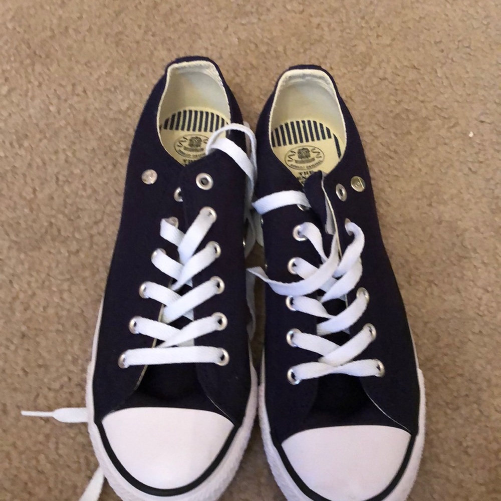 Girls/Women Dunlop sneakers- like Converse size 6
